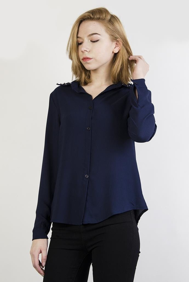 Asymetryczna granatowa koszula z ćwiekami przy kołnierzu