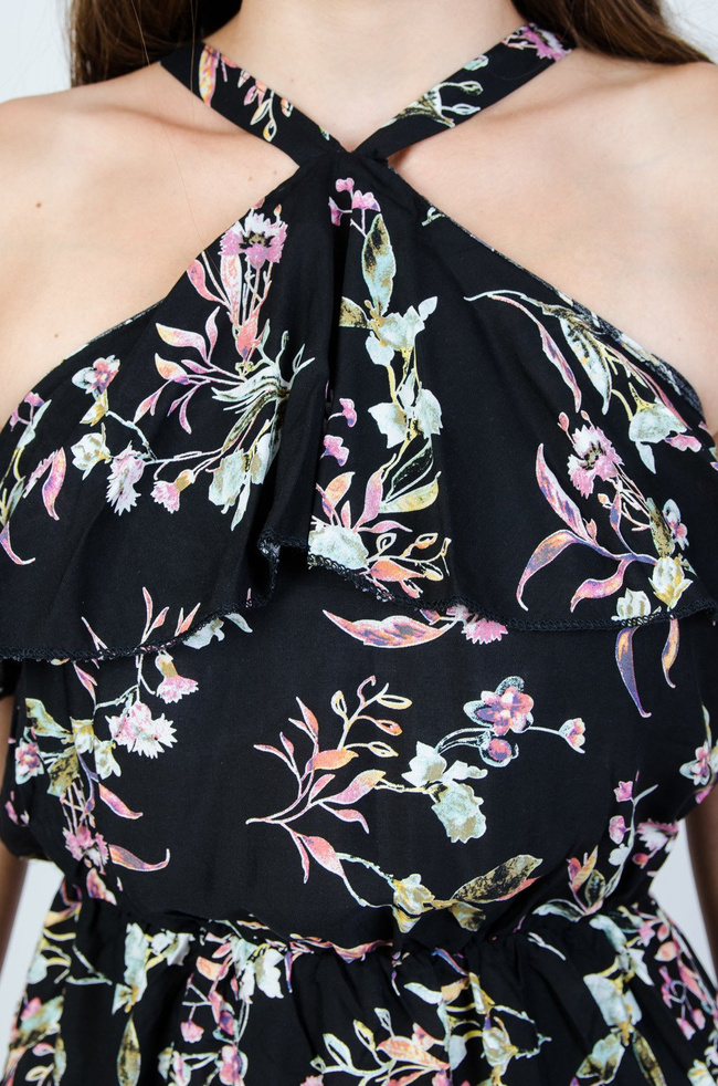 Czarna sukienka z dekoltem pod szyję