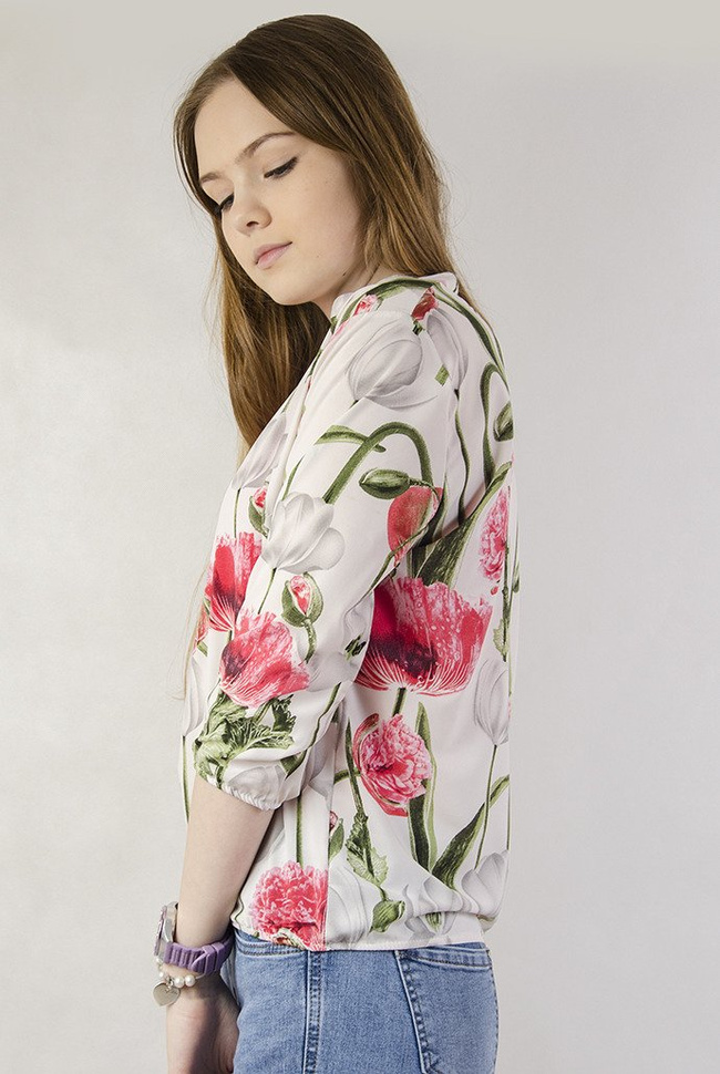 Biała bluzka z w czerwone kwiaty