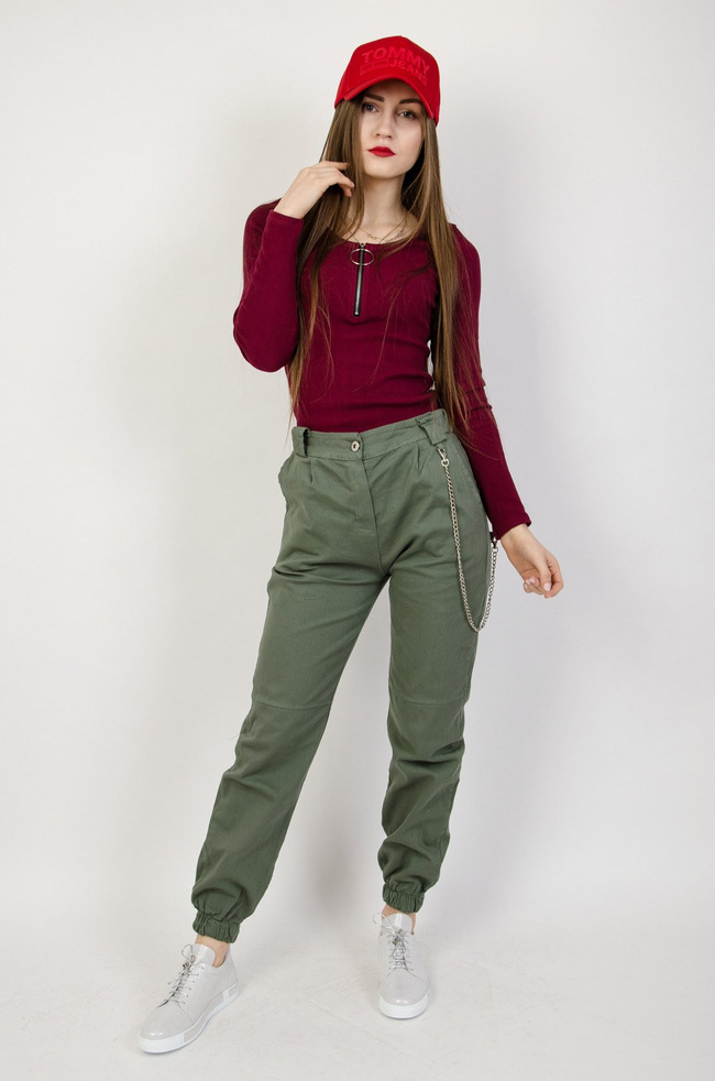 Zielone spodnie joggery z łańcuszkiem