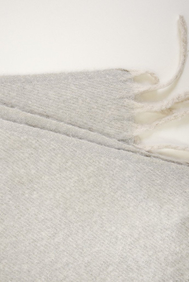 Ciepły szaro-beżowy szal