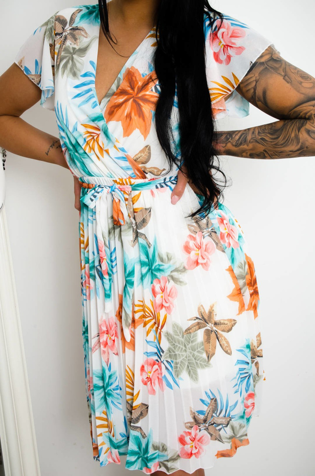 BIAŁA SUKIENKA W POMARAŃCZOWE KWIATY DEKOLT W ZAKAKŁADKĘ