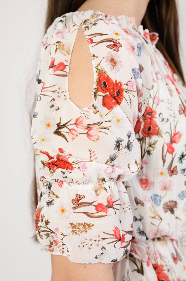 Biała plisowana sukienka w kwiaty z odkrytymi ramionami 