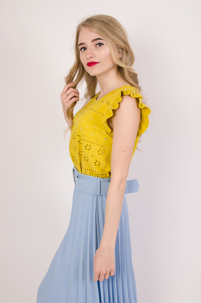 Żółta ażurowa bluzka z falbanką przy rękawie