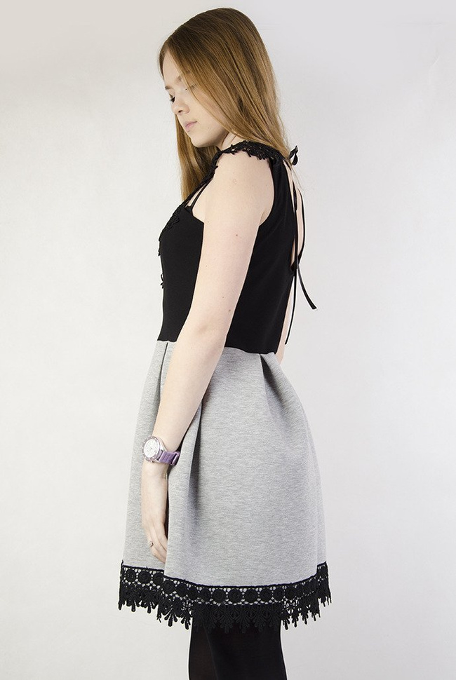 Czarno-szara sukienka z ażurowymi wstawkami