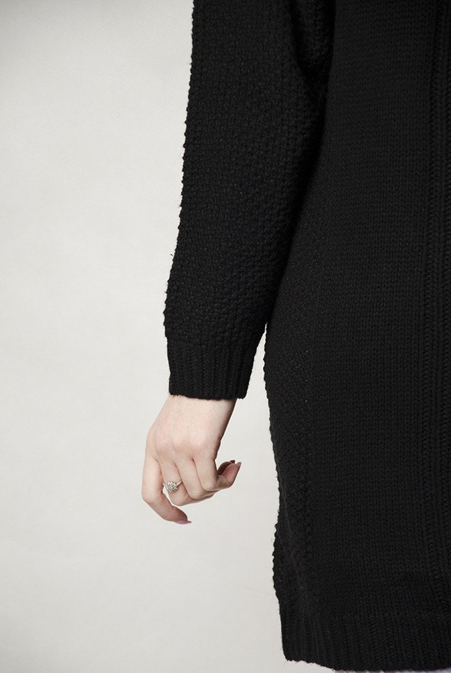 Długi czarny sweter z kieszeniami