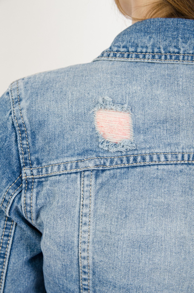  Kurtka jeansowa z jasnymi przetarciami