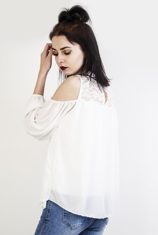 Biała bluzka koszulowa ze zdobionym dekoltem i wycięciami przy ramionach