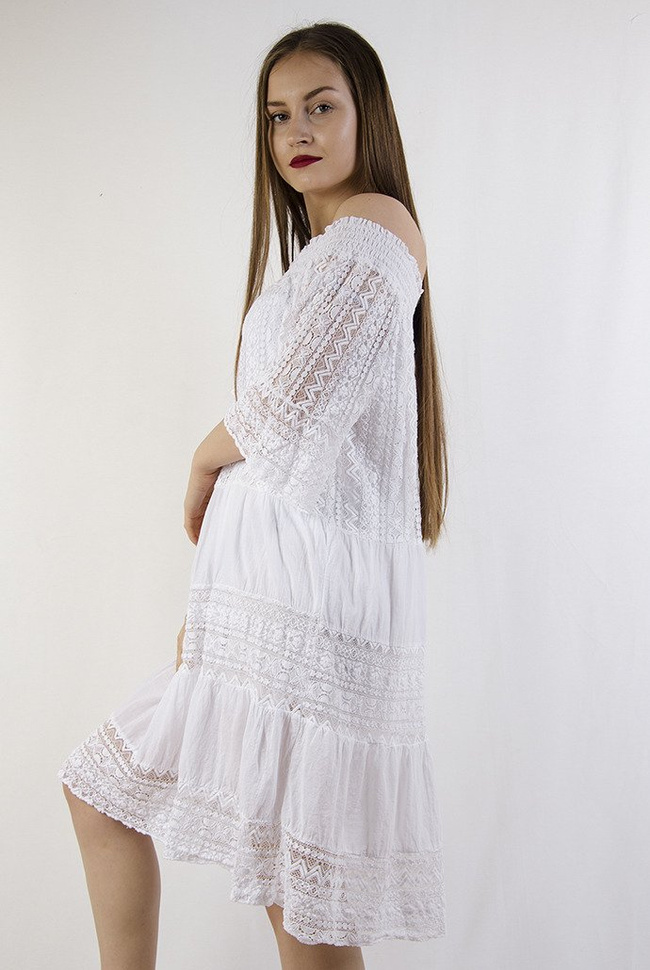 Biała sukienka z ażurowymi wstawkami