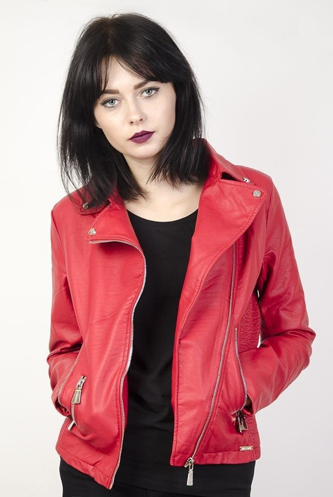 Czerwona kurtka ramoneska