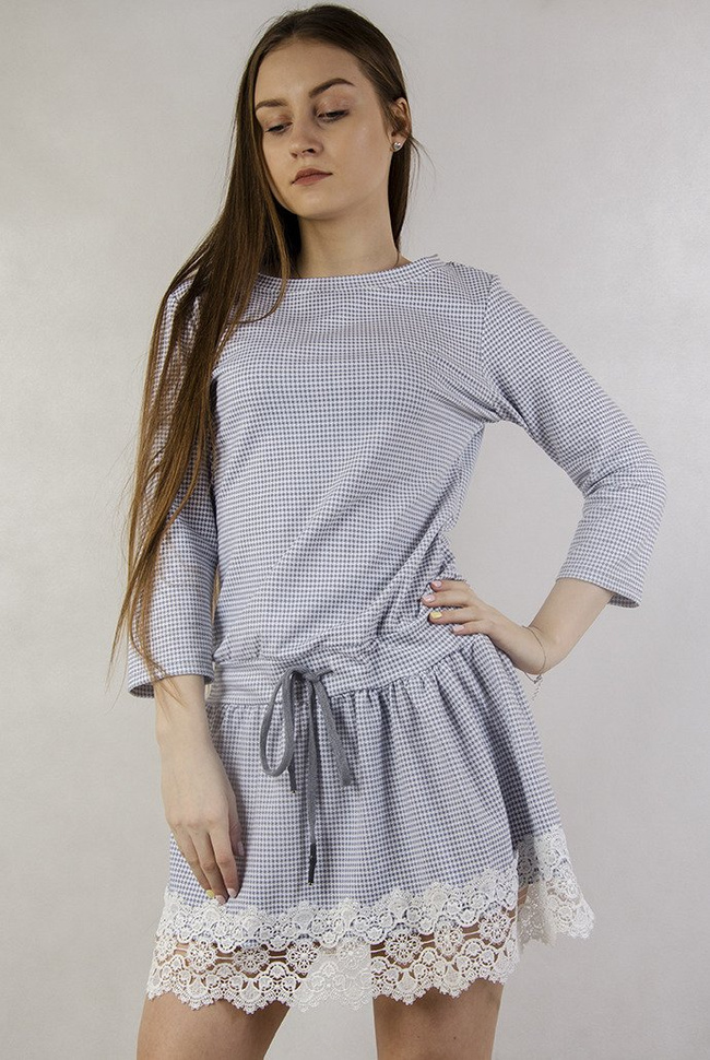 Szara sukienka z koronkowymi wstawkami