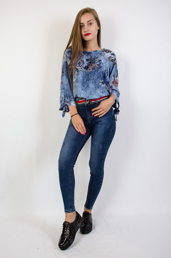 Spodnie jeansowe z czerwonym paskiem w komplecie