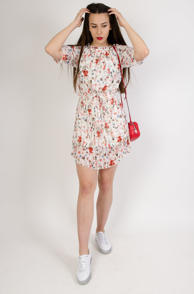 Biała plisowana sukienka w kwiaty z odkrytymi ramionami 