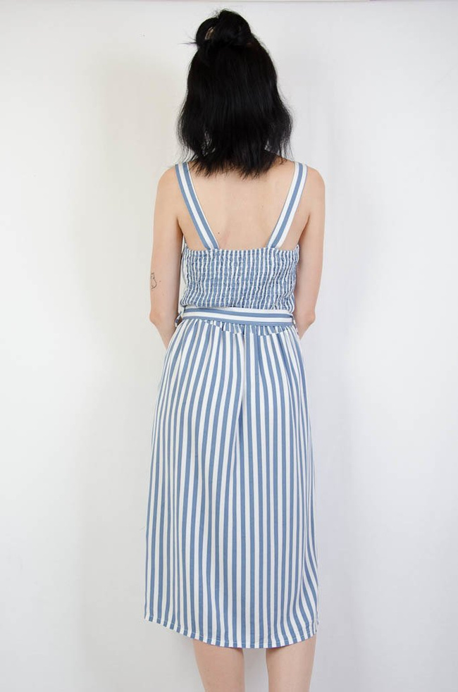 Niebieska sukienka w pasy na ramiączka na boku