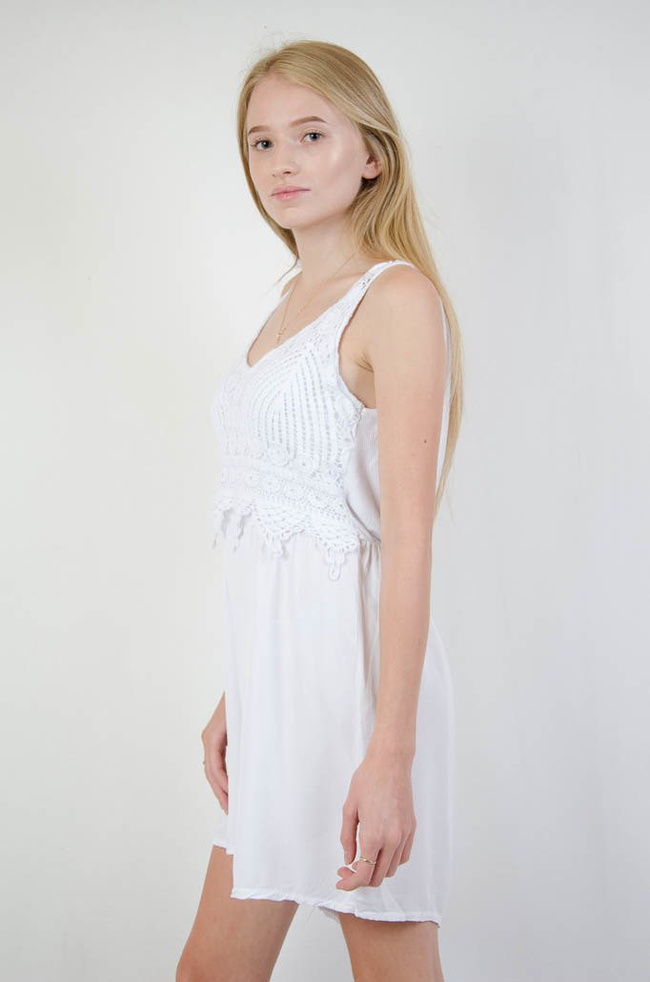 Biały kombinezon z ażurową górą oraz odkrytymi plecami