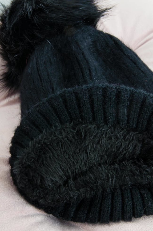 CZARNA OCIEPLANA CZAPKA Z PRZYPINKĄ