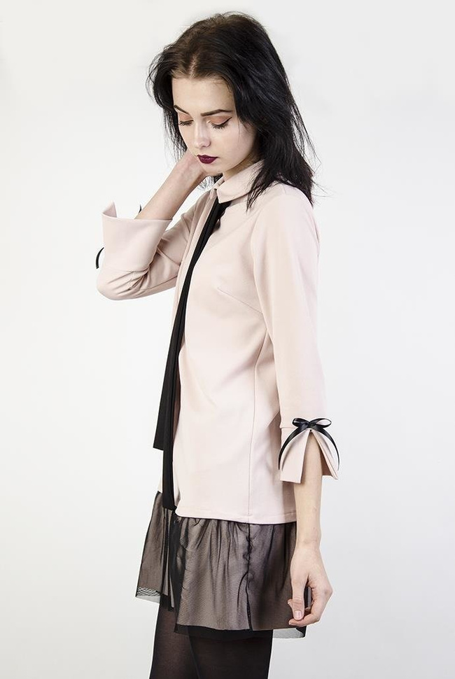 Jasnoróżowa sukienka z falbanką i kołnierzykiem