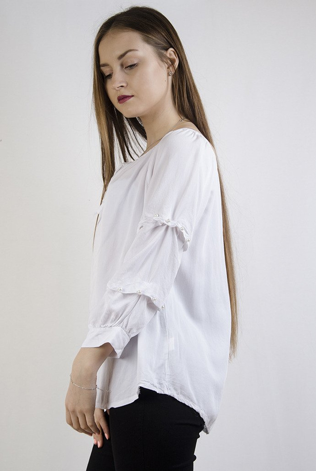 Biała bluzka z pufkami przy rękawach i koralikami