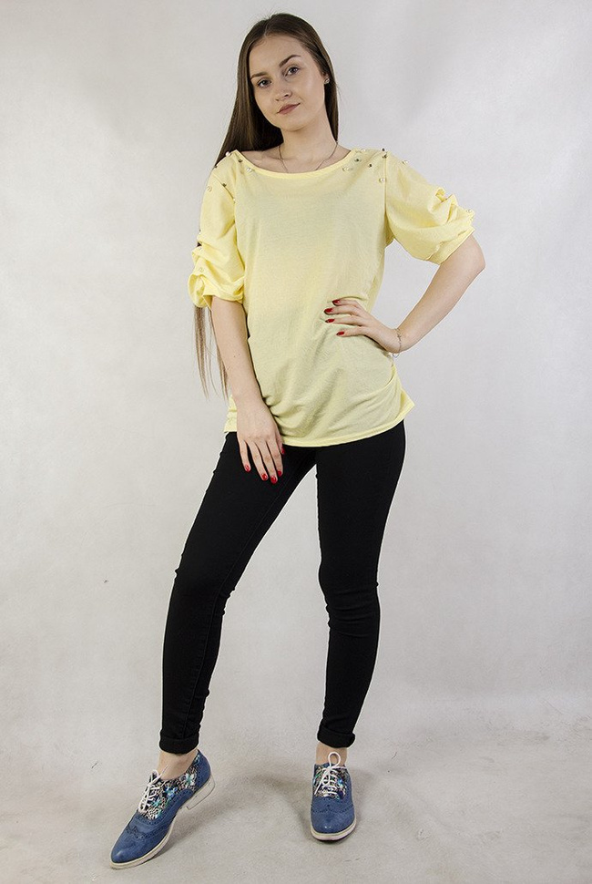 Żółta bluzka z wycięciem na plecach oraz koralikami na ramionach