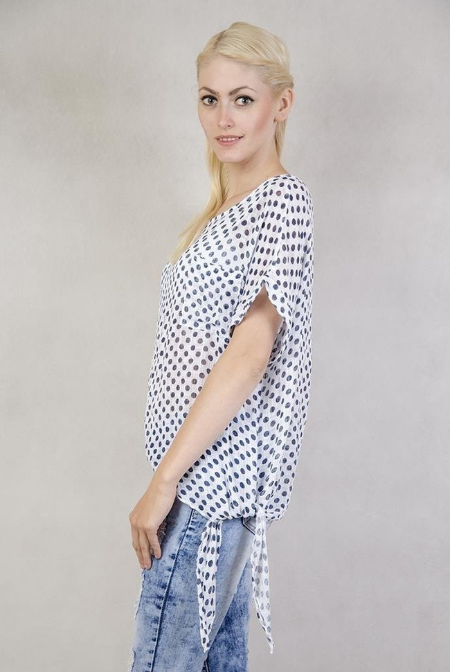Biała bluzka w groszki wiązana z boku