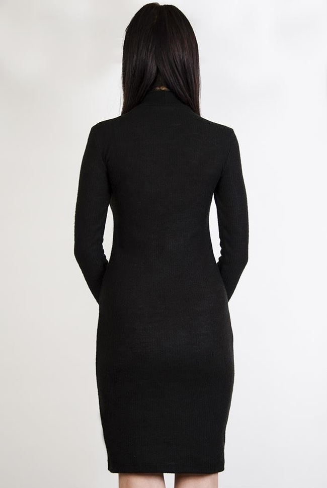 Długa, czarna sukienka prążkowana z paskiem przy szyi