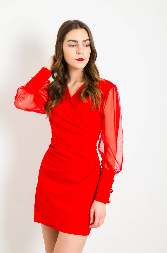 CZERWONA KOPERTOWA SUKIENKA Z TIULOWYMI RĘKAWAMI