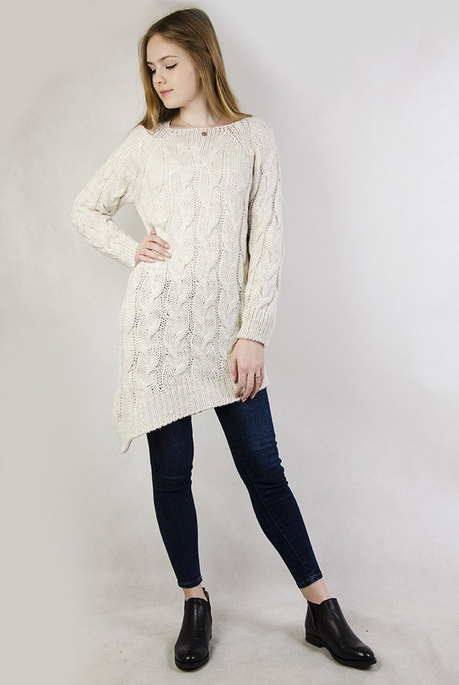 Beżowy sweter o grubym splocie z dłuższym bokiem