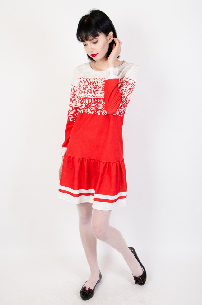 Biało czerwona sukienka z motywem świątecznym