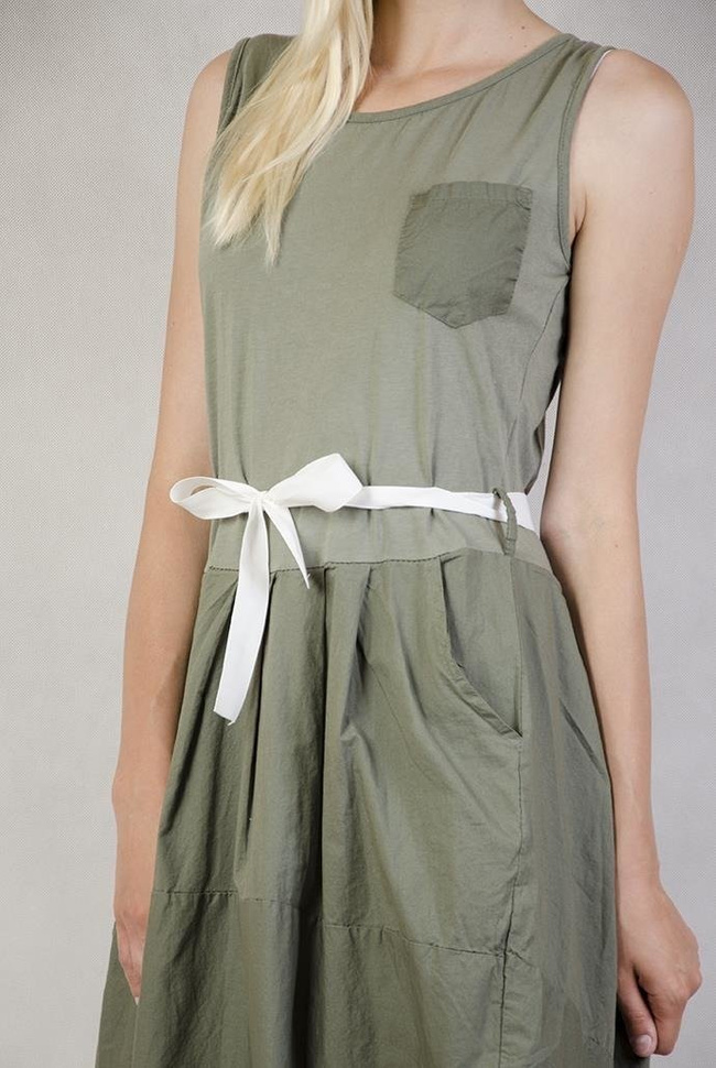 Zielona sukienka wiązana w pasie z przedłużanym tyłem