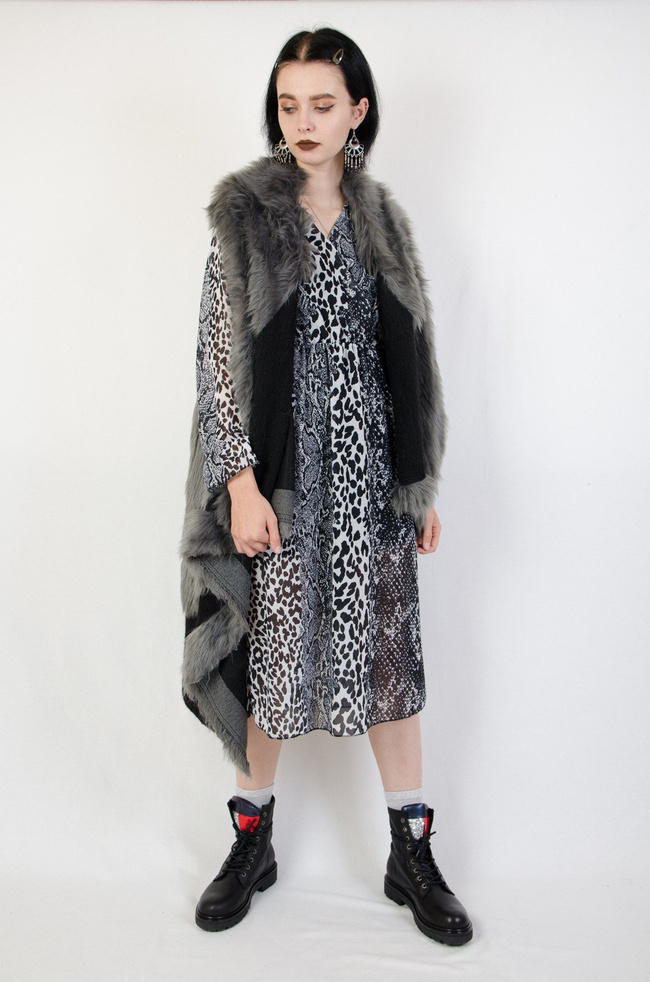  Futrzana ciemnoszara kamizelka o asymetrycznym kroju