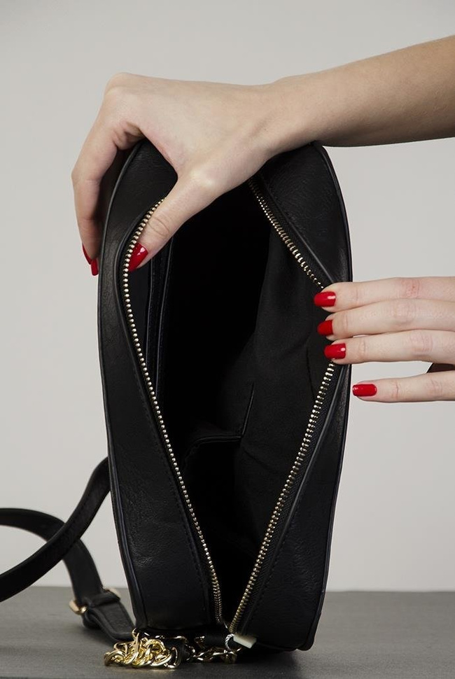 Duża czarna torebka na złotym łańcuszku