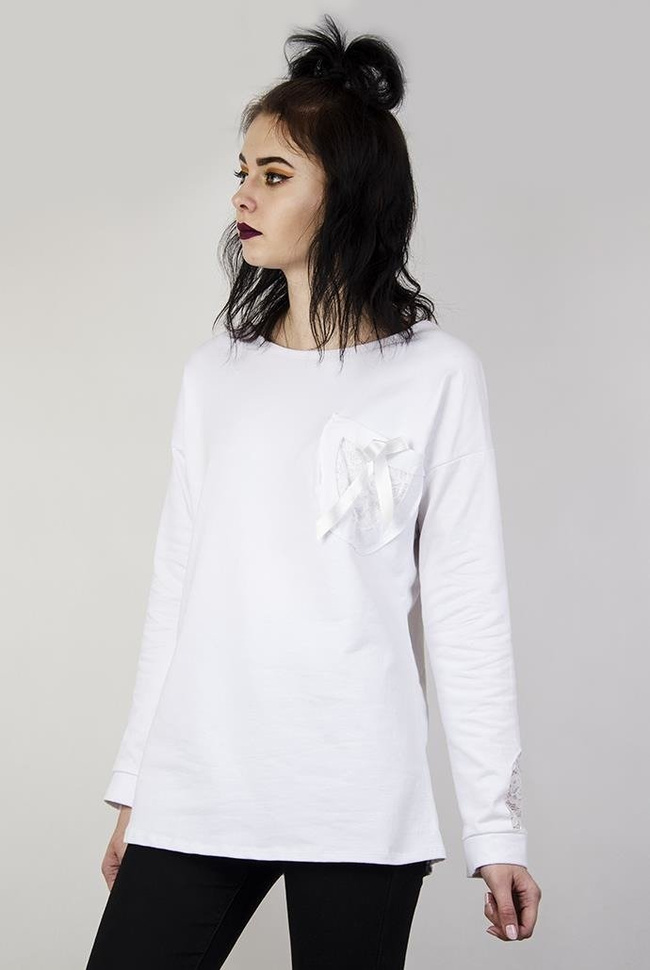 Biała bluzka z kokardką przy kieszonce