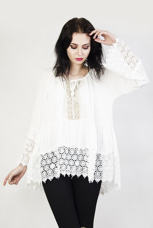 Biała bluzka z ażurowymi wstawkami i rozszerzanym rękawem