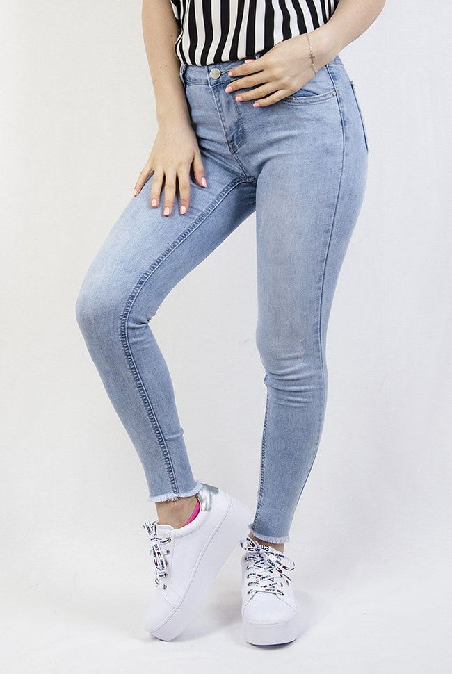 Jasne spodnie z białą gumą przy pasie