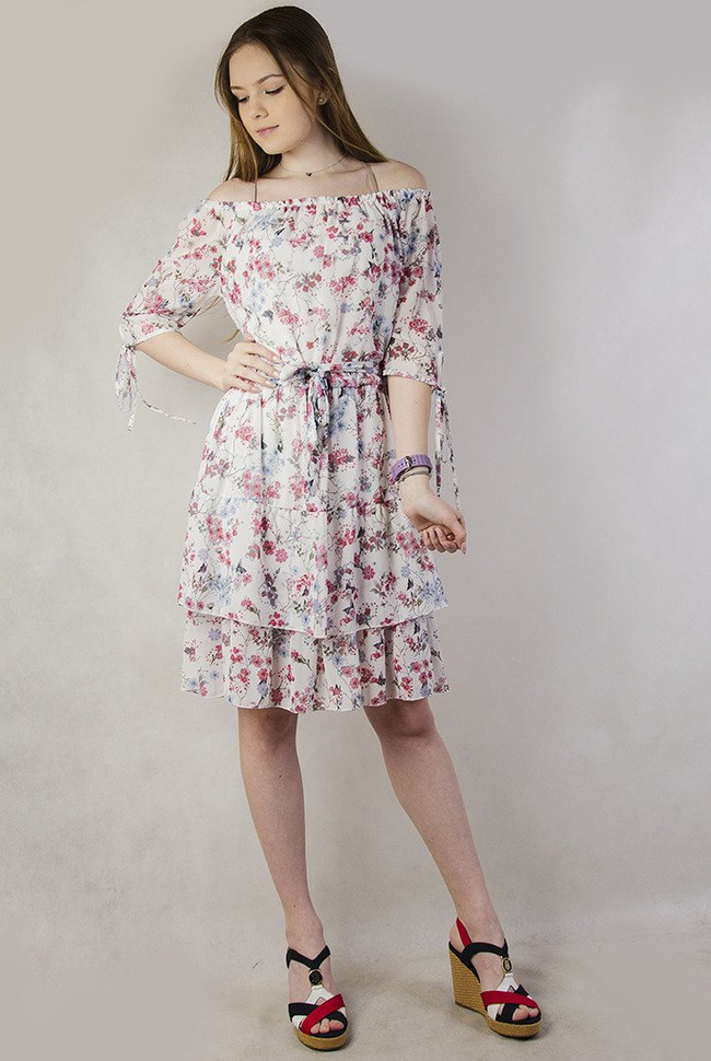 Biała sukienka w kwiaty z wiązaniem w pasie 