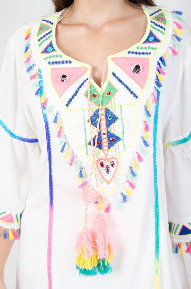 Biało-neonowa bluzka z pomponami