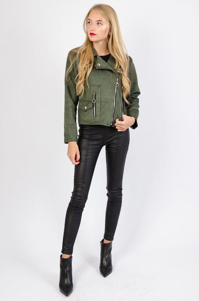 Czarne woskowane spodnie z przeszyciami oraz zamkiem z boku