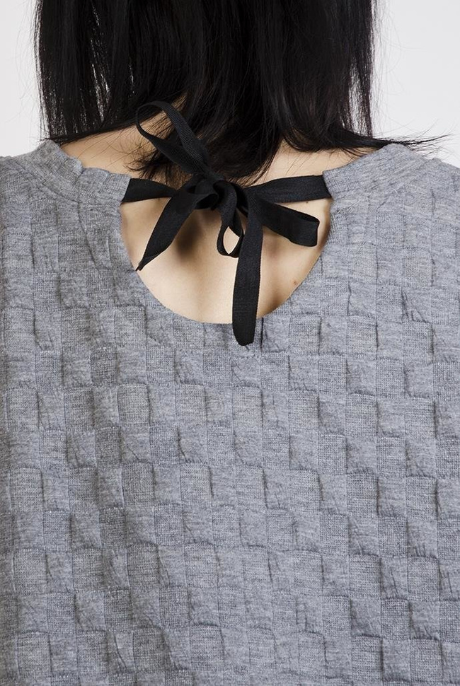 Jasnoszara bluza w kwadratowy wzór z wiązaniem z tyłu