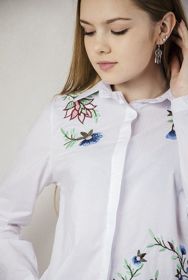 Biała koszula z haftami