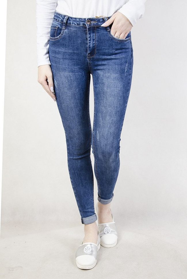 Spodnie jeansowe z przetarciami oraz wywijaną nogawką