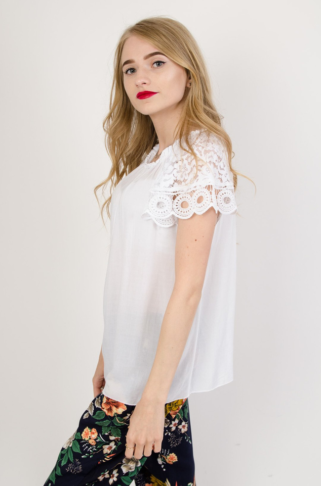 Biała bluzka z koronkowym rękawem