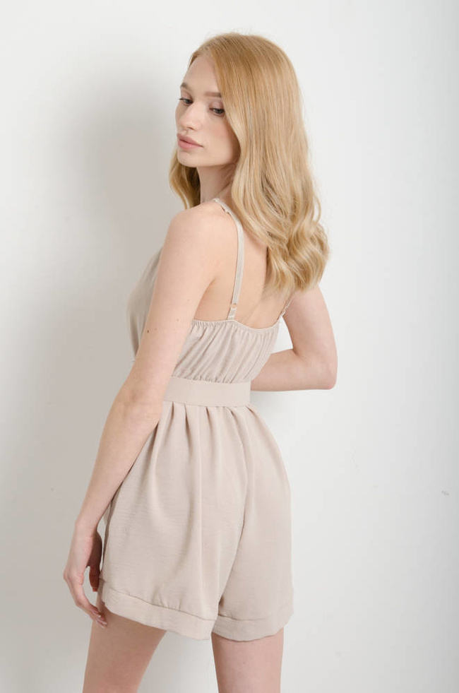 KOMBINEZON NA CIENKICH RAMIĄCZKACH Z PASKIEM- BEŻOWY