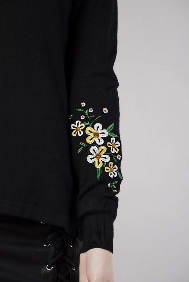 Czarny sweterek z kwiatami haftowanymi na rękawach
