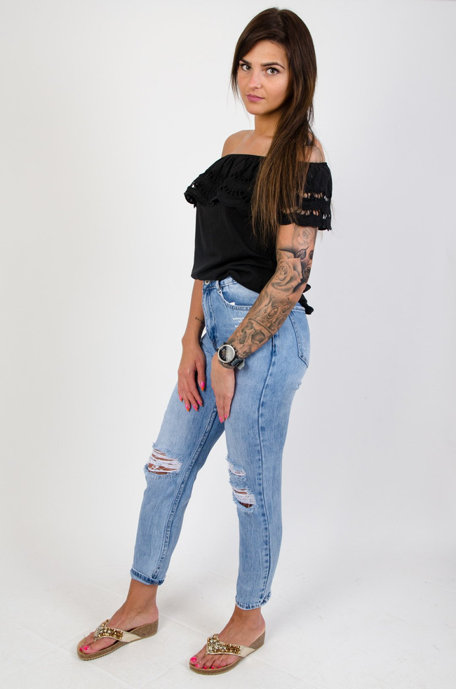 Jeansowe boyfriendy z dziurami i drobnym napisem pod kieszenią