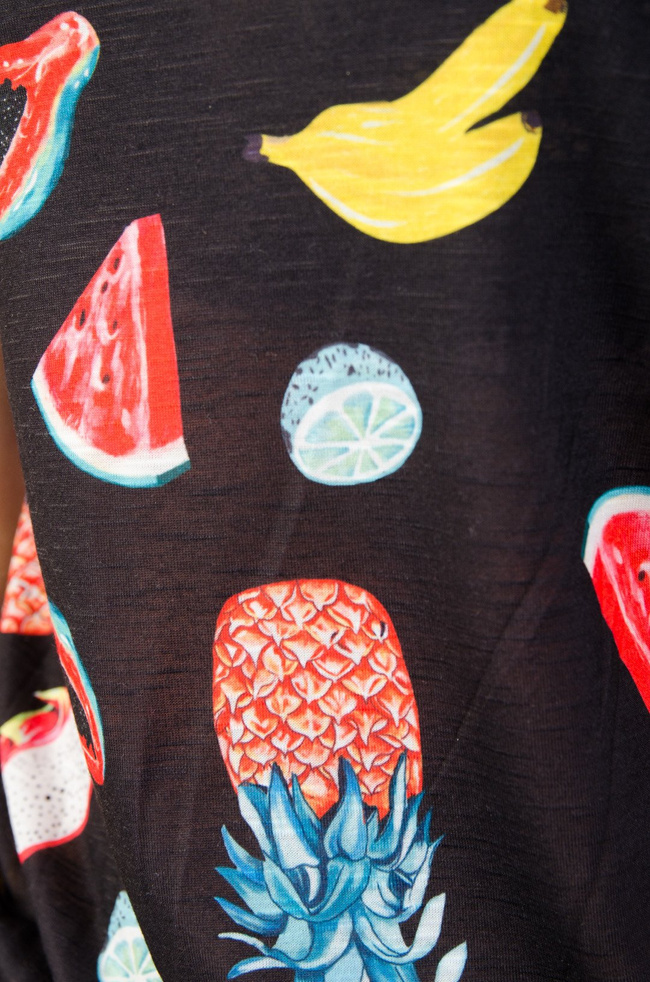 CZARNY T-SHIRT W OWOCE 