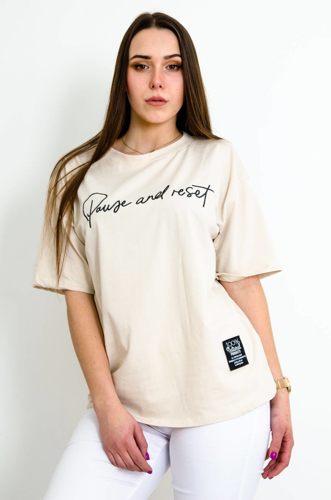 BEŻOWY T-SHIRT OVERSIZE Z NAPISEM
