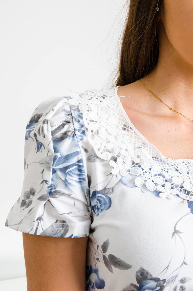 BIAŁO-NIEBIESKA SUKIENKA W KWIATY Z AŻUROWYM KOŁNIERZEM