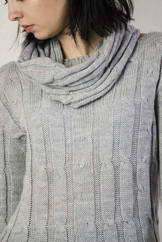 Szary sweter przedłużany, z kominem