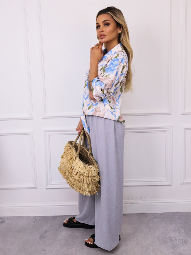 KOSZULA W NIEBIESKIE KWIATY Z DRAPOWANYMI RĘKAWAMI I WIĄZANIEM