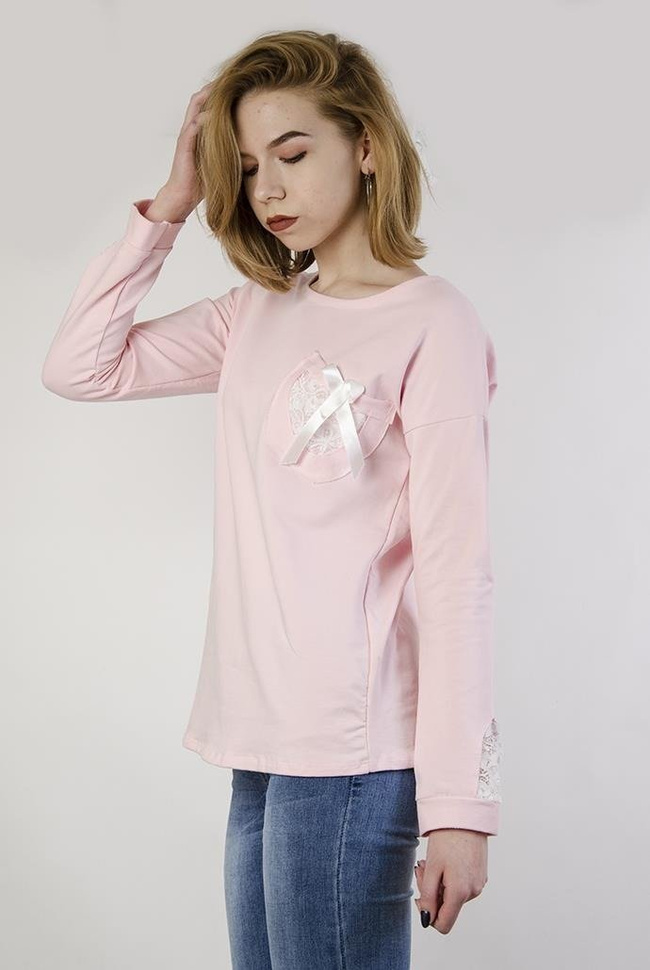 Jasnoróżowa bluzka z kokardką przy kieszonce